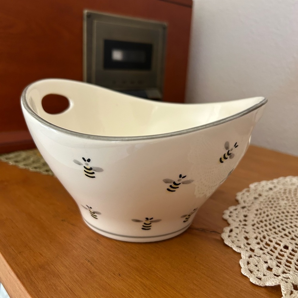Matceramica Hand Painted Serving Bowl Integrated Handles Bees Portugal